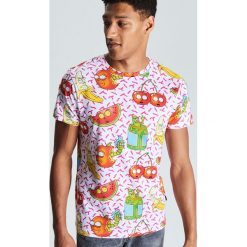Koszulka Rick and Morty - Biały. Białe koszulki męskie Cropp, s, bez wzorów, bez kołnierzyka, bez rękawów. Za 59,99 zł.