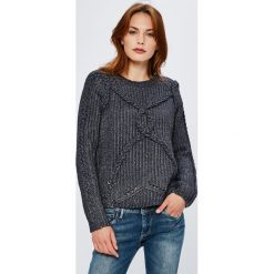 Guess Jeans - Sweter. Niebieskie swetry klasyczne damskie marki Guess Jeans, s, z aplikacjami, z poliesteru, z okrągłym kołnierzem. W wyprzedaży za 229,90 zł.