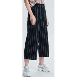 Spodnie culotte w paski - Czarny. Czarne spodnie damskie Cropp, z jeansu. W wyprzedaży za 29,99 zł.