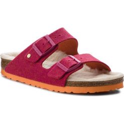 Kapcie BIRKENSTOCK - Arizona Rivet 1012434 Doubleface Fuchsia. Różowe klapki damskie Birkenstock, bez wzorów, z wełny, bez obcasa. W wyprzedaży za 259,00 zł.