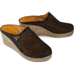 LANQIER 46C0653 122 czarny, klapki damskie. Czarne koturny damskie Lanqier, bez obcasa, na koturnie, bez zapięcia. Za 209,90 zł.