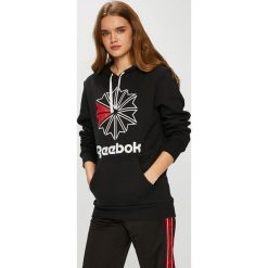 Reebok Classic - Bluza. Czarne bluzy damskie z kieszeniami marki Reebok Classic, s, z nadrukiem, z elastanu, z kapturem. W wyprzedaży za 179,90 zł.