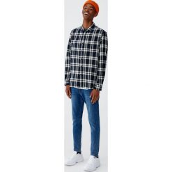 Flanelowa koszula w kratę. Białe koszule męskie Pull&Bear, m, bez wzorów, bez kołnierzyka, z długim rękawem. Za 89,90 zł.