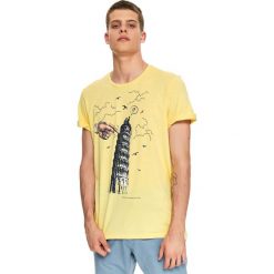 T-shirt z nadrukiem. Żółte t-shirty męskie Top Secret, na zimę, m, z nadrukiem, z bawełny, bez kołnierzyka, krótkie. W wyprzedaży za 24,99 zł.