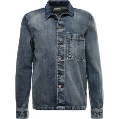 Nudie Jeans STEN Koszula denim. Niebieskie koszule męskie marki Nudie Jeans, xxl, bez wzorów, z bawełny, bez kołnierzyka, bez rękawów. Za 629,00 zł.