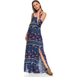 Printowana sukienka z dekoltem w serek. Sukienki damskie Top Secret, na zimę, w kwiaty, z tkaniny, eleganckie, z dekoltem w serek, z długim rękawem, długie, maxi. W wyprzedaży za 79,99 zł.