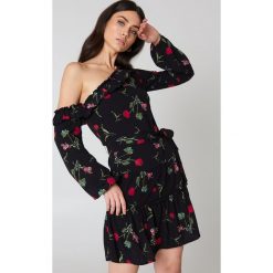 NA-KD Boho Sukienka z odkrytymi ramionami - Black,Multicolor. Czarne sukienki asymetryczne marki NA-KD Boho, z tkaniny, boho, z asymetrycznym kołnierzem. W wyprzedaży za 60,98 zł.