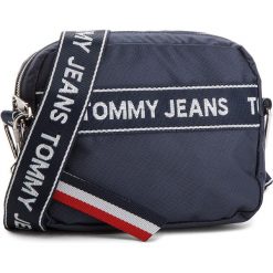 Torebka TOMMY JEANS - Logo Cam AU0AU00191 413. Niebieskie listonoszki damskie Tommy Jeans, z jeansu. W wyprzedaży za 279,00 zł.