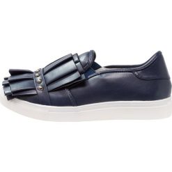Creepersy damskie: Lost Ink Wide Fit SARA RUFFLE AND STUD SLIP ON TRAINER Półbuty wsuwane navy