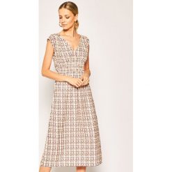 Sukienka codzienna Pepe Jeans Fransi PL952653. Sukienki damskie Pepe Jeans, na co dzień, na lato, l, bez wzorów, z poliesteru, bez kołnierzyka, bez rękawów, proste. Za 349,00 zł.