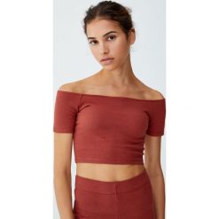 Prążkowany top z odkrytymi ramionami. Brązowe koszulki damskie marki Pull&Bear, bez wzorów, prążkowane, bez kołnierzyka. Za 39,90 zł.