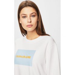 Calvin Klein Jeans - Bluza. Białe bluzy damskie Calvin Klein Jeans, s, z nadrukiem, z elastanu, bez rękawów, bez kaptura. W wyprzedaży za 299,90 zł.