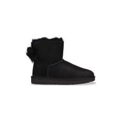 Śniegowce UGG Fluff Bow Mini Black. Czarne kozaki damskie Ugg, bez obcasa, bez zapięcia. Za 910,22 zł.