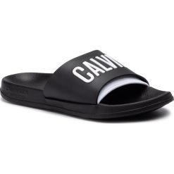 Klapki CALVIN KLEIN - Slide KM0KM00376 001. Czarne klapki męskie Calvin Klein, bez wzorów, z tworzywa sztucznego. W wyprzedaży za 139,00 zł.