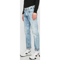 Pepe Jeans - Jeansy. Niebieskie jeansy męskie Pepe Jeans, z aplikacjami. W wyprzedaży za 159,90 zł.