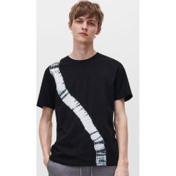 T-shirt z asymetrycznym nadrukiem - Czarny. Czarne t-shirty męskie Reserved, s, z nadrukiem, z asymetrycznym kołnierzem. Za 49,99 zł.