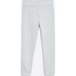Guess Jeans - Spodnie dziecięce 118-175 cm. Szare jeansy chłopięce marki Guess Jeans, z aplikacjami. W wyprzedaży za 79,90 zł.
