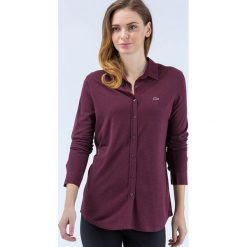 Koszula w kolorze bordowym. Czerwone koszulki damskie polo Lacoste, z haftami, polo. W wyprzedaży za 289,95 zł.