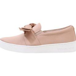 MICHAEL Michael Kors WILLA Półbuty wsuwane soft pink. Szare półbuty damskie wsuwane marki Peter Kaiser, z materiału. W wyprzedaży za 471,20 zł.