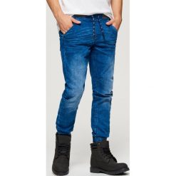 Jeansy SLIM JOGGER - Niebieski. Niebieskie jeansy męskie regular Cropp. Za 119,99 zł.