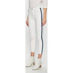 Tommy Jeans - Jeansy Nora. Białe jeansy damskie Tommy Jeans, bez wzorów, z elastanu. W wyprzedaży za 299,90 zł.