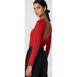 NA-KD Basic Top z długim rękawem i odkrytymi plecami - Red. Czerwone topy damskie marki NA-KD Basic, bez wzorów, z okrągłym kołnierzem. W wyprzedaży za 20,47 zł.