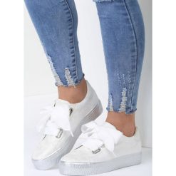 Białe Creepersy Sisters. Białe półbuty damskie vices, bez wzorów, bez obcasa, bez zapięcia. Za 49,99 zł.