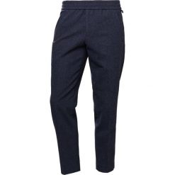 Filippa K M. TERRY Spodnie materiałowe navy melange. Niebieskie spodnie męskie marki Filippa K, m, bez wzorów, z elastanu. W wyprzedaży za 599,25 zł.