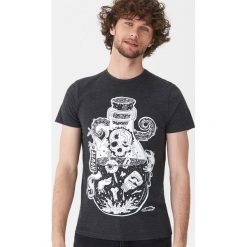 T-shirt z nadrukiem - Szary. Szare t-shirty męskie z nadrukiem marki House, l. Za 39,99 zł.