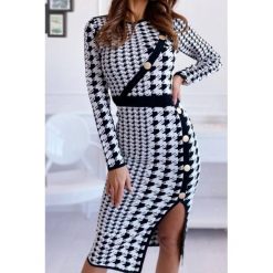 Sukienka ARLETA. Czarne sukienki damskie IVET, na co dzień, xl, bez wzorów, eleganckie, bez kołnierzyka, bez rękawów, proste. W wyprzedaży za 79,00 zł.