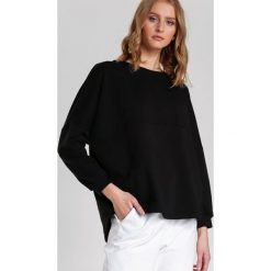Czarna Bluza Holmes. Czarne bluzy damskie Renee, s, z nadrukiem, z dzianiny, z długim rękawem, długie, bez kaptura. Za 69,99 zł.