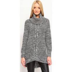 SWETER GOLF DŁUGI RĘKAW DAMSKI LUŹNY. Czarne swetry damskie Top Secret, na zimę, bez wzorów, z dzianiny, z długim rękawem, długie, bez kaptura. W wyprzedaży za 69,99 zł.