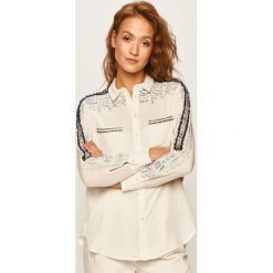 Desigual - Koszula. Białe bluzki damskie Desigual, s, z aplikacjami, z wiskozy, klasyczne, z klasycznym kołnierzykiem, z długim rękawem. W wyprzedaży za 279,90 zł.