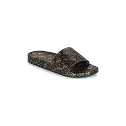 Klapki Guess I-SAVAN. Czarne klapki damskie Guess, z aplikacjami, bez obcasa. Za 177,65 zł.