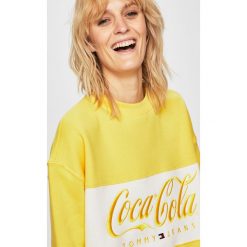 Tommy Jeans - Bluza x Coca-Cola. Niebieskie bluzy damskie Tommy Jeans, s, z nadrukiem, z bawełny, bez rękawów, bez kaptura. W wyprzedaży za 349,90 zł.