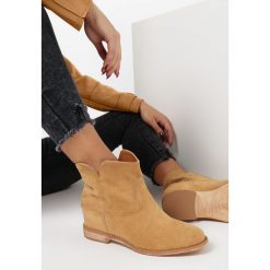 Camelowe Botki Harelova. Brązowe koturny damskie Born2be, bez obcasa, na koturnie, bez zapięcia. W wyprzedaży za 139,99 zł.