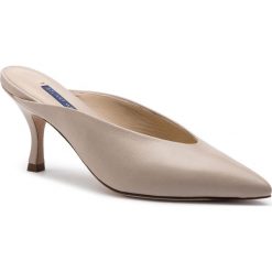 Klapki STUART WEITZMAN - Lulah ZL77303 Dolce Dress Nappa. Brązowe klapki damskie Stuart Weitzman, bez wzorów, ze skóry, bez obcasa, na obcasie. W wyprzedaży za 1019,00 zł.