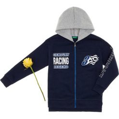 Bluza w kolorze granatowo-szarym. Szare bluzy niemowlęce Benetton Kids, z nadrukiem, bez rękawów, bez kaptura. W wyprzedaży za 52,95 zł.