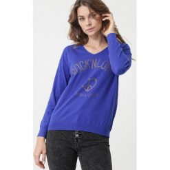 Ciemnoniebieski Sweter Crystal Brook. Niebieskie swetry damskie Born2be, s, z nadrukiem, bez rękawów, długie, bez kaptura. Za 109,99 zł.