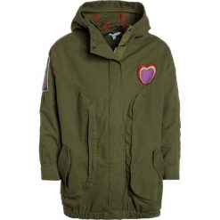 Little Marc Jacobs Parka kaki. Brązowe kurtki dziewczęce marki Little Marc Jacobs, z bawełny. W wyprzedaży za 437,40 zł.