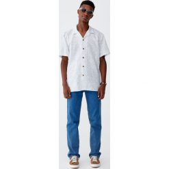 Wzorzysta koszula z lnu. Białe koszule męskie Pull&Bear, m, bez wzorów, bez kołnierzyka, bez rękawów. Za 89,90 zł.