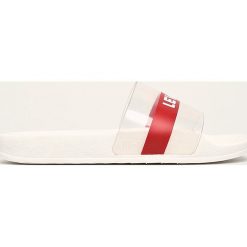 Levi's - Klapki. Czerwone klapki damskie Levi's®, bez wzorów, z materiału, bez obcasa, na obcasie. W wyprzedaży za 79,90 zł.