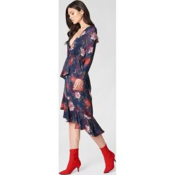 NA-KD Sukienka z długim rękawem i falbaną - Multicolor,Navy. Niebieskie sukienki asymetryczne marki NA-KD, s, z wiskozy, z asymetrycznym kołnierzem, z długim rękawem. W wyprzedaży za 81,18 zł.