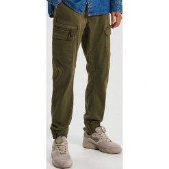 Spodnie slim jogger - Khaki. Brązowe spodnie męskie Cropp, m, bez wzorów. Za 139,99 zł.