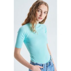 Bluzka z krótkim rękawem - Turkusowy. Niebieskie bluzki damskie Cropp, s, bez wzorów, bez kołnierzyka, z krótkim rękawem. Za 29,99 zł.