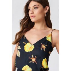 NA-KD Top na ramiączkach z dekoltem V - Black,Multicolor. Czarne topy damskie marki NA-KD, bez wzorów, z poliesteru, bez kołnierzyka. W wyprzedaży za 20,47 zł.