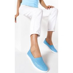 Niebieskie Slip On Show Love. Niebieskie trampki i tenisówki damskie Born2be, bez wzorów, bez zapięcia. W wyprzedaży za 24,99 zł.