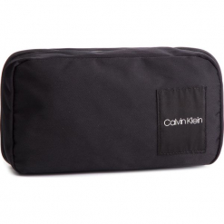 Kosmetyczka CALVIN KLEIN - Item Story Slg Washbag K50K504270 001. Czarne kosmetyczki męskie Calvin Klein, bez wzorów, z tkaniny. W wyprzedaży za 219,00 zł.