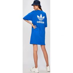 Adidas Originals - Sukienka. Niebieskie sukienki damskie adidas Originals, na co dzień, z nadrukiem, z bawełny, casualowe, z okrągłym kołnierzem, z krótkim rękawem, krótkie, mini, proste. Za 149,90 zł.