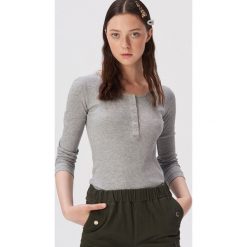 Bawełniana bluzka basic - Jasny szary. Szare bluzki damskie Sinsay, s, bez wzorów, z bawełny, bez kołnierzyka, bez rękawów. Za 24,99 zł.